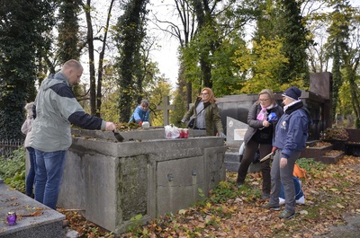 Porządkowanie polskich grobów na cmentarzu Łyczakowskim we Lwowie.