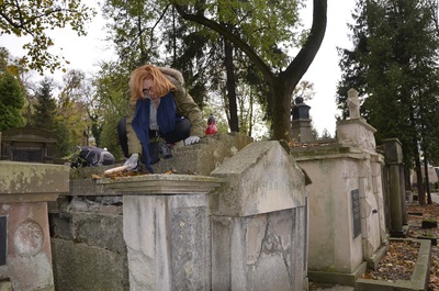 Porządkowanie polskich grobów na cmentarzu Łyczakowskim we Lwowie.