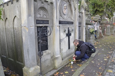 Porządkowanie polskich grobów na cmentarzu Łyczakowskim we Lwowie.