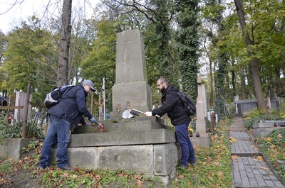 Porządkowanie polskich grobów na cmentarzu Łyczakowskim we Lwowie.