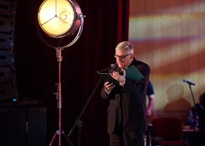 Prowadzący koncert aktor Teatru im. Wandy Siemaszkowej w Rzeszowie Waldemar Czyszak
