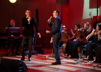 Kacper Andrzejewski i Krzysztof Iwaneczko – wokaliści. Koncert „Tryptyk Niepodległa”