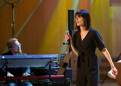 Wokalistka Żaneta Łabudzka podczas koncertu „Tryptyk Niepodległa”