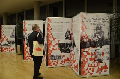 Prezentacja wystawy „Nie zawsze defilada. Jak świętowano Odzyskanie Niepodległości”, przygotowanej przez IPN Oddział w Rzeszowie w związku z 100. rocznicą odzyskania niepodległości