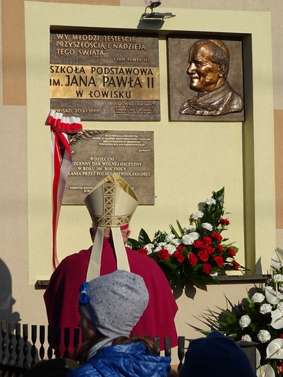 Odsłonięcie tablicy przez biskupa Kazimierza Górnego.