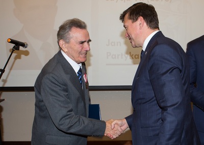 Jan Partyka - laureat nagrody Świadek Historii i dr Dariusz Iwaneczko - dyrektor oddziału IPN w Rzeszowie.