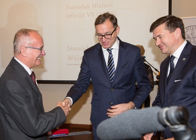 Stanisław Wójciak - laureat nagrody Świadek Historii, dr Jarosław Szarek - prezes IPN i dr Dariusz Iwaneczko - dyrektor oddziału IPN w Rzeszowie.