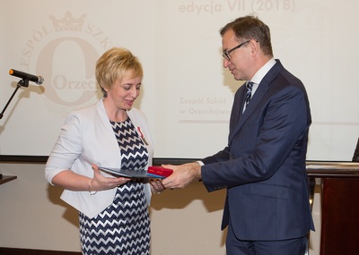 Ewa Niemiec - dyrektor Zespołu Szkół w Orzechówce i dr Jarosław Szarek - prezes IPN.