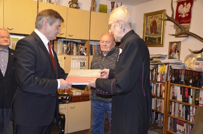 Uroczyste wręczenie ks. prałatowi Eugeniuszowi Dryniakowi Krzyża Wolności i Solidarności przez marszałka Sejmu RP Marka Kuchcińskiego.