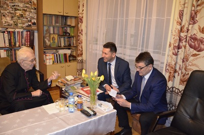 Ks. prałat Eugeniusz Dryniak, burmistrz Miasta i Gminy Zagórz Ernest Nowak i starosta sanocki Stanisław Chęć.