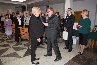 Maria Baran odznaczona KWiS przez wiceprezesa IPN Jana Bastera.