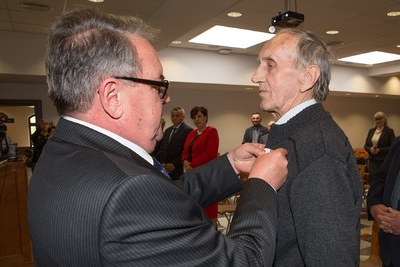 Chrząszcz Tadeusz odznaczony KWiS przez wiceprezesa IPN Jana Bastera.