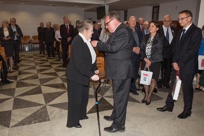 Sławina Kargol odznaczona KWiS przez wiceprezesa IPN Jana Bastera.