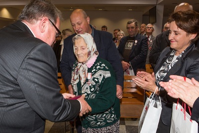 Krasoń Katarzyna odznaczona KWiS przez wiceprezesa IPN Jana Bastera.