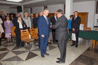 Hatłas Zbigniew odebrał odznaczenie KWiS pośmiertnie dla swojego ojca Hatłas Jana.