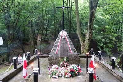 Obchody 75. rocznicy mordu w Lesie Grabińskim koło Iwonicza.