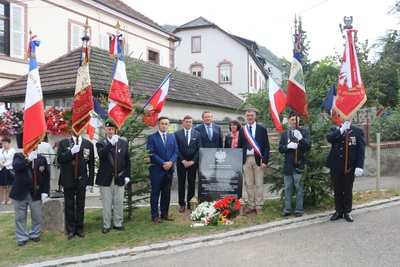 Osłonięcie tablicy pamiątkowej poświęconej mieszkańcom Fréland we Francji.