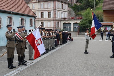 Osłonięcie tablicy pamiątkowej poświęconej mieszkańcom Fréland we Francji.