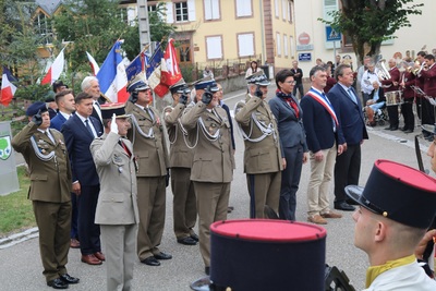 Osłonięcie tablicy pamiątkowej poświęconej mieszkańcom Fréland we Francji.