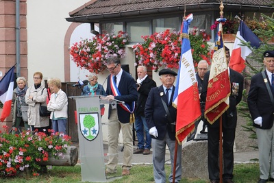 Osłonięcie tablicy pamiątkowej poświęconej mieszkańcom Fréland we Francji.