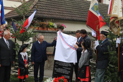 Osłonięcie tablicy pamiątkowej poświęconej mieszkańcom Fréland we Francji.