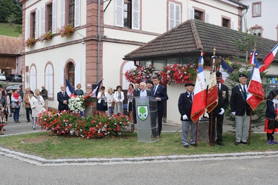 Osłonięcie tablicy pamiątkowej poświęconej mieszkańcom Fréland we Francji.