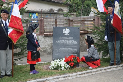 Osłonięcie tablicy pamiątkowej poświęconej mieszkańcom Fréland we Francji.