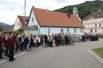 Osłonięcie tablicy pamiątkowej poświęconej mieszkańcom Fréland we Francji.
