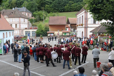 Osłonięcie tablicy pamiątkowej poświęconej mieszkańcom Fréland we Francji.