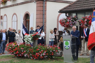 Osłonięcie tablicy pamiątkowej poświęconej mieszkańcom Fréland we Francji.
