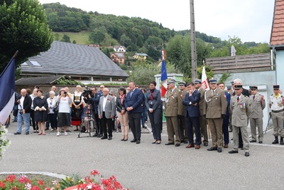 Osłonięcie tablicy pamiątkowej poświęconej mieszkańcom Fréland we Francji.