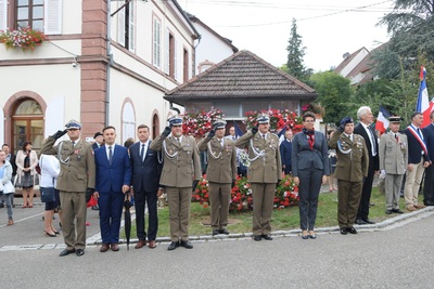 Osłonięcie tablicy pamiątkowej poświęconej mieszkańcom Fréland we Francji.