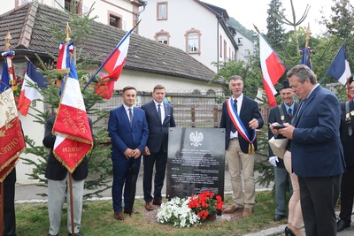 Osłonięcie tablicy pamiątkowej poświęconej mieszkańcom Fréland we Francji.