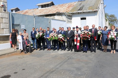 Odsłonięcie tablicy poświęconej mieszkańcom Jarosławia w 80. rocznicę ich rozstrzelania.