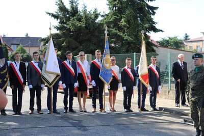 Odsłonięcie tablicy poświęconej mieszkańcom Jarosławia w 80. rocznicę ich rozstrzelania.