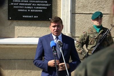 Odsłonięcie tablicy poświęconej mieszkańcom Jarosławia w 80. rocznicę ich rozstrzelania.