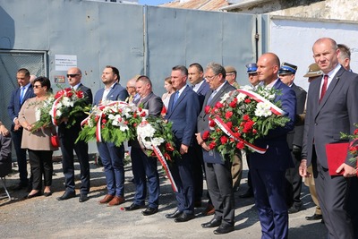 Odsłonięcie tablicy poświęconej mieszkańcom Jarosławia w 80. rocznicę ich rozstrzelania.