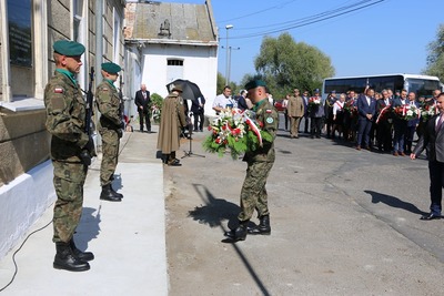 Odsłonięcie tablicy poświęconej mieszkańcom Jarosławia w 80. rocznicę ich rozstrzelania.