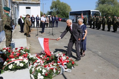 Odsłonięcie tablicy poświęconej mieszkańcom Jarosławia w 80. rocznicę ich rozstrzelania.