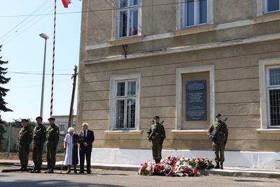 Odsłonięcie tablicy poświęconej mieszkańcom Jarosławia w 80. rocznicę ich rozstrzelania.