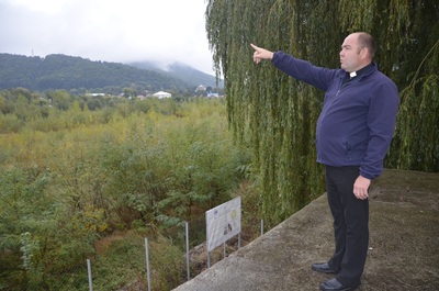Ks. Eugeniusz Łabiag przewodnik po miejscach związanych z wydarzeniami w Kutach w 1939 r.