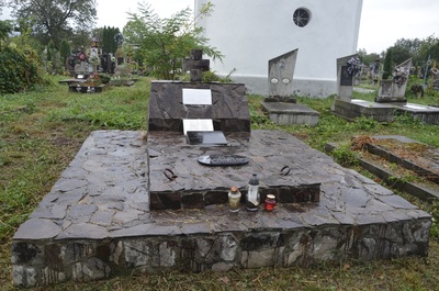 Miejsce pochówku Tadeusza Dołęgi-Mostowicza na cmentarzu w Kutach.