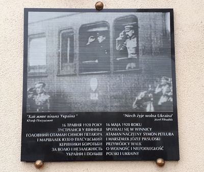 Tablica poświęcona spotkaniu Józefa Piłsudskiego i Symona Petlury na dworcu kolejowym w  Winnicy. Fot. Jacek Magdoń.