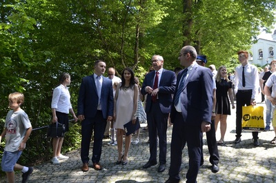 Uroczystość odsłonięcia muralu poświęconego gen. Władysławowi Sikorskiemu w Hyżnem.