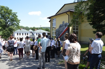 Uroczystość odsłonięcia muralu poświęconego gen. Władysławowi Sikorskiemu w Hyżnem.