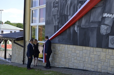 Uroczystość odsłonięcia muralu poświęconego gen. Władysławowi Sikorskiemu w Hyżnem.