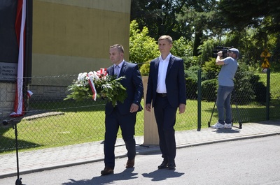 Uroczystość odsłonięcia muralu poświęconego gen. Władysławowi Sikorskiemu w Hyżnem.