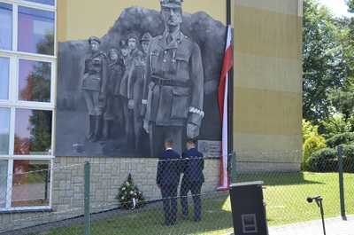 Uroczystość odsłonięcia muralu poświęconego gen. Władysławowi Sikorskiemu w Hyżnem.