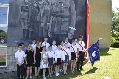 Uroczystość odsłonięcia muralu poświęconego gen. Władysławowi Sikorskiemu w Hyżnem.