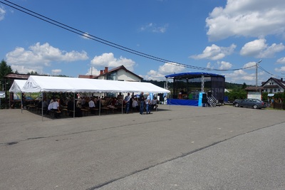 Uroczyste odsłonięcie tablicy pamięci organizatorów przerzutów granicznych żołnierzy Wojska Polskiego na Węgry w Myczkowie.